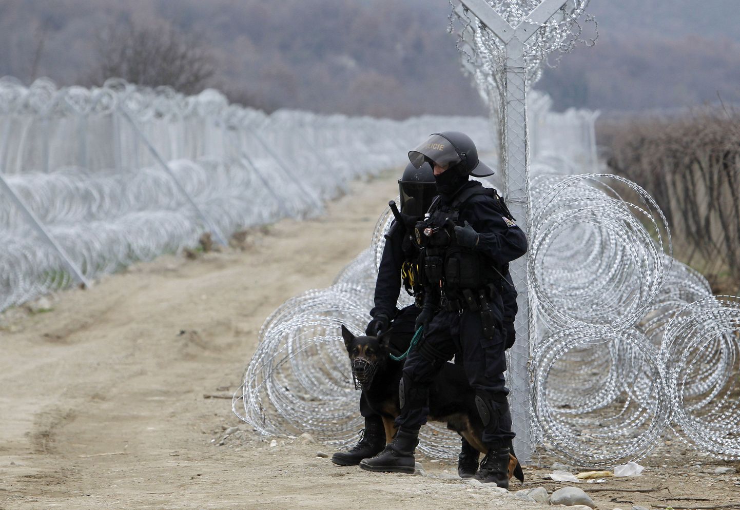 Tšehhi politseinikud Makedoonia ja Kreeka piirialal Gevgelija lähistel.