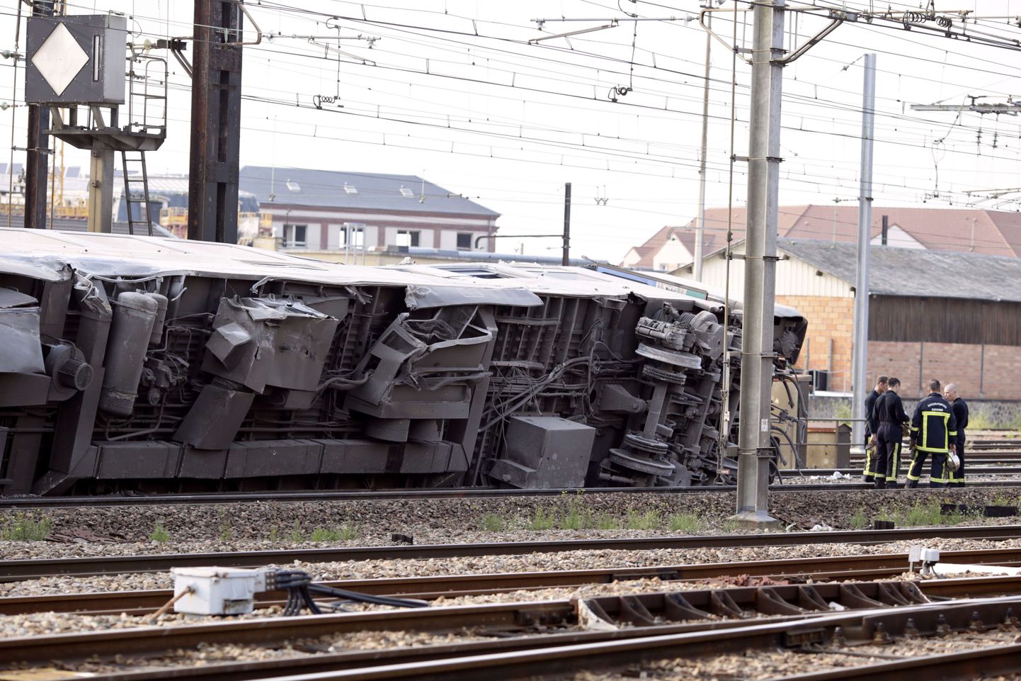 Pariisi eeslinnas sai rongiõnnetuses surma seitse inimest.