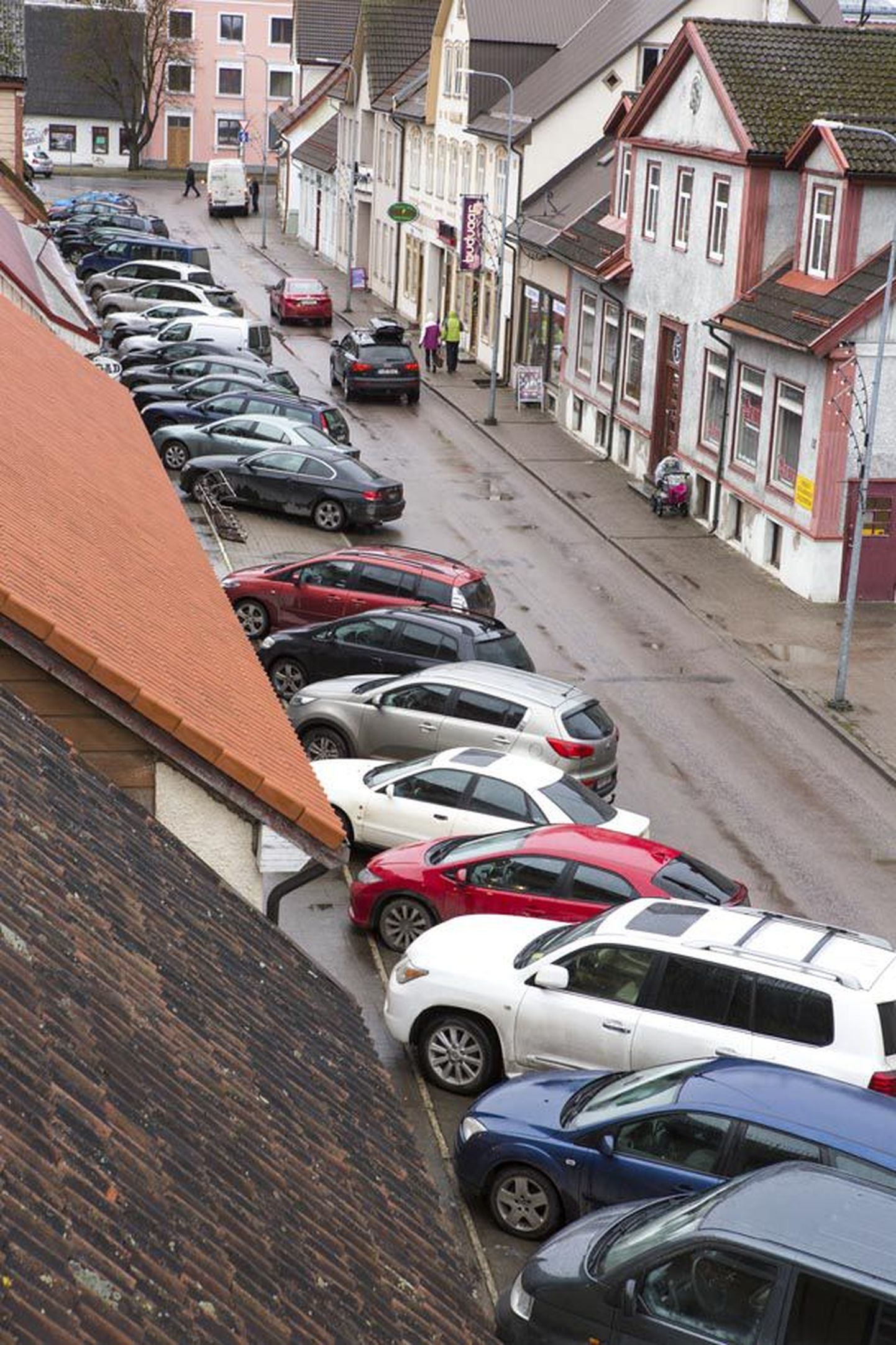 Keskpäeva paiku on Tartu tänaval tihti võimatu vaba parkimiskohta leida.