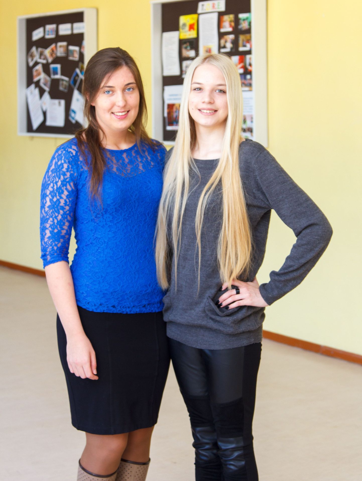 Abituriendid Alina Kobzar (vasakul) ja Elina Teder.