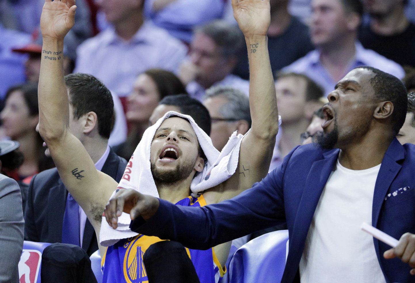 Stephen Curry (vasakul) ja Kevin Durant pingil rõõmustamas.
