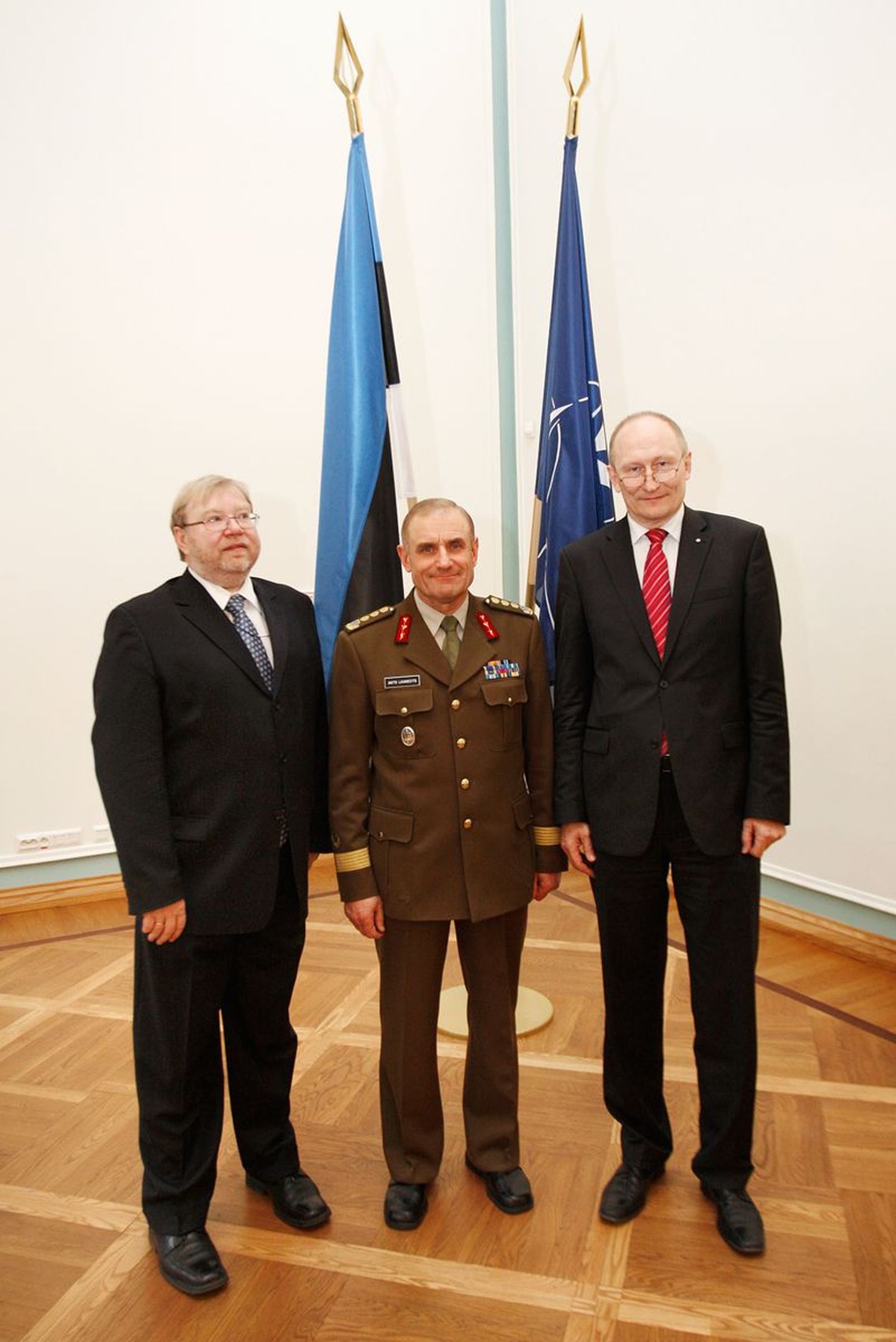 Kindralleitnant Ants Laaneots koos praeguse ja endise kaitseministriga.