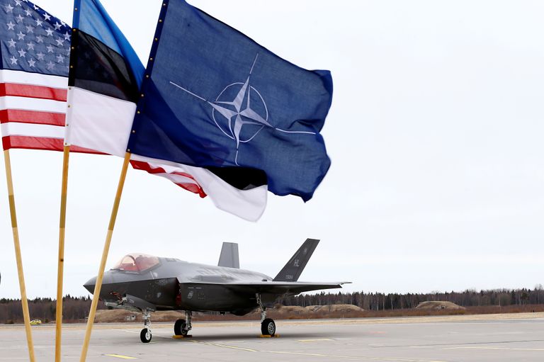Ameerika Ühendriikide, Eesti ja NATO lipud Ämari õhuväebaasis. Foto: Ints Kalnins/Reuters/Scanpix