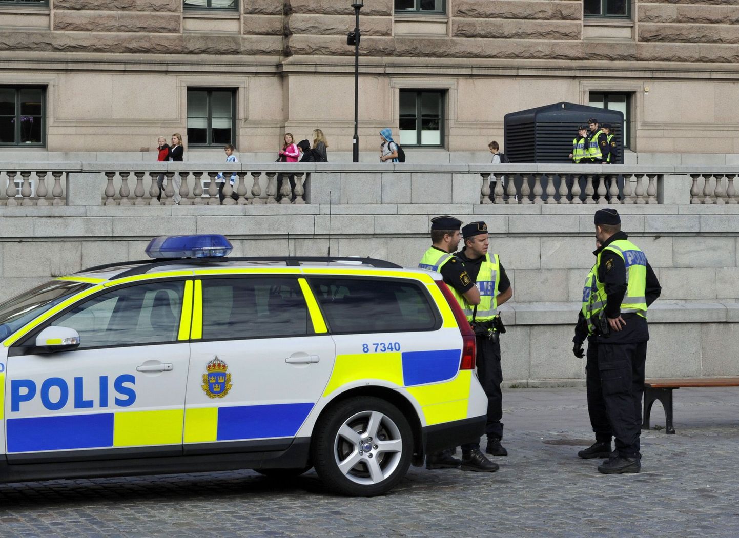 Rootsi politseinikud Stockholmis parlamendihoone ees.