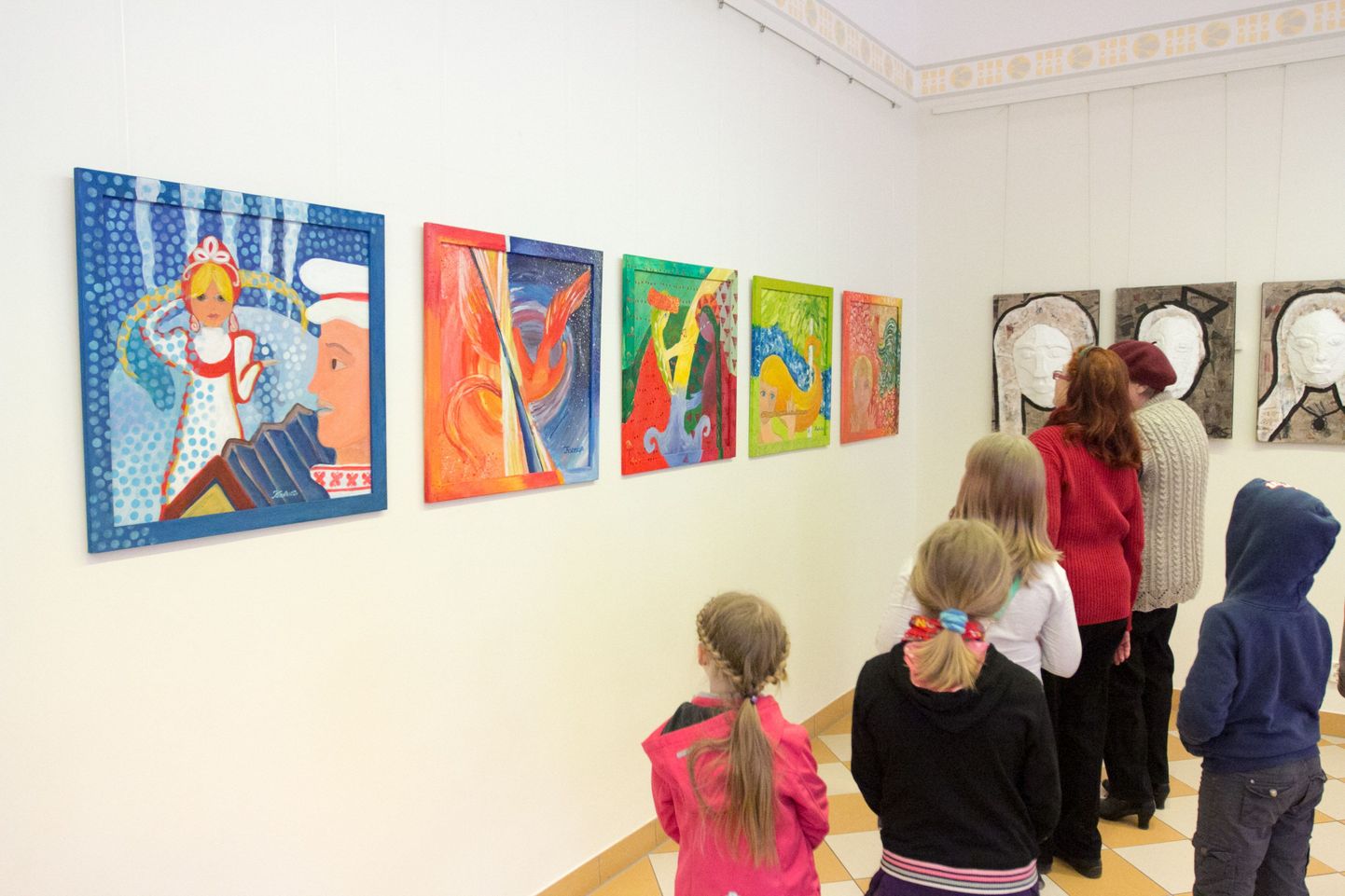 Valka kunstikooli näituse avamisele Valga muuseumis oli tulnud nii noori kui eakamaid kunstihuvilisi.