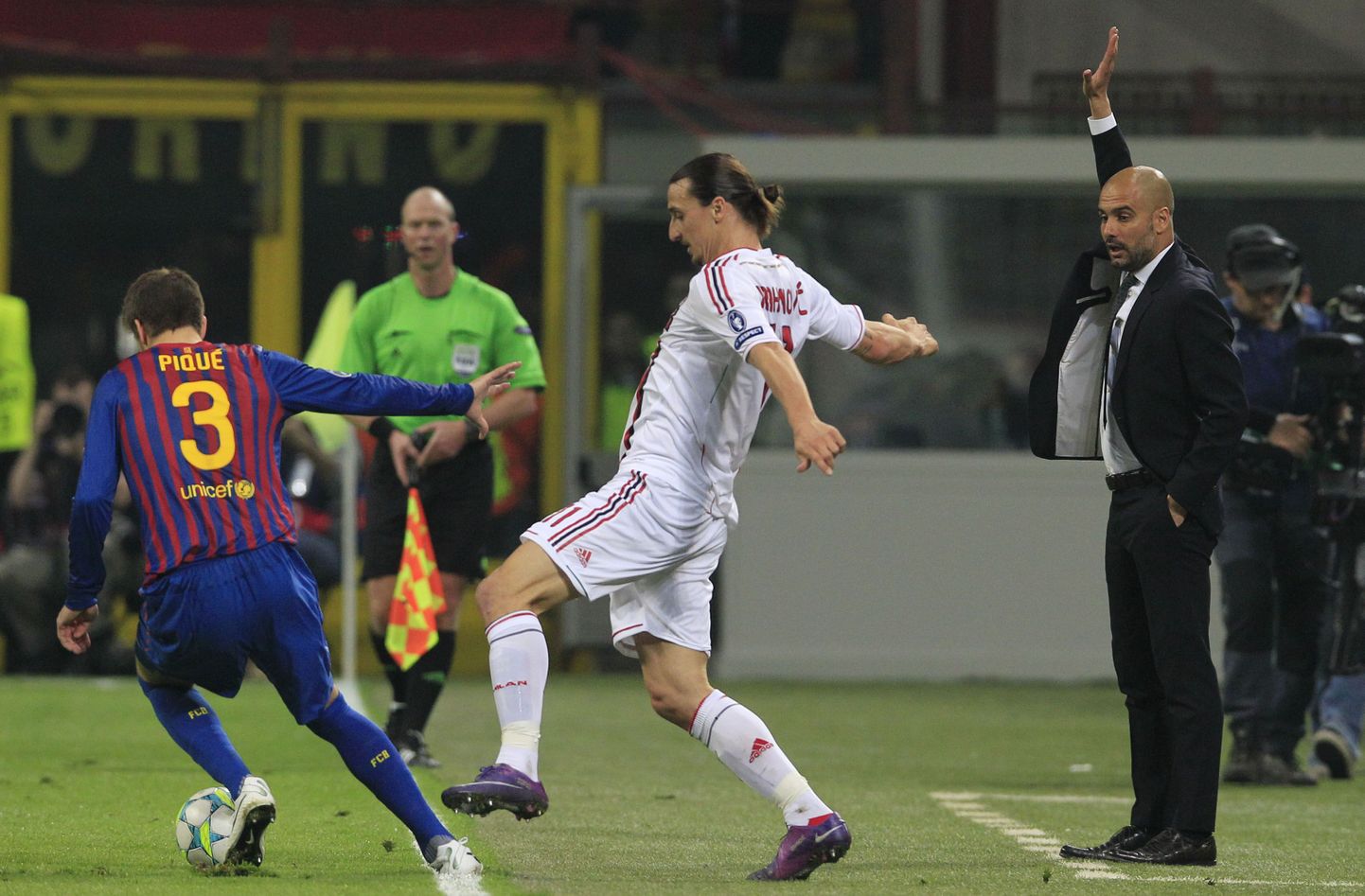 Barcelona peatreener Pep Guardiola eilse mängu ajal. Tema ees Milani pallur Zlatan Ibrahimovic.