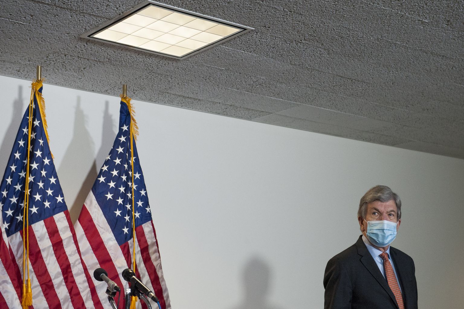 USA, mai 2020. Missouri osariigi vabariiklasest senaator Roy Blunt vastamas reporterite küsimustele. Pilt on koroonaolukorda illustreeriv.