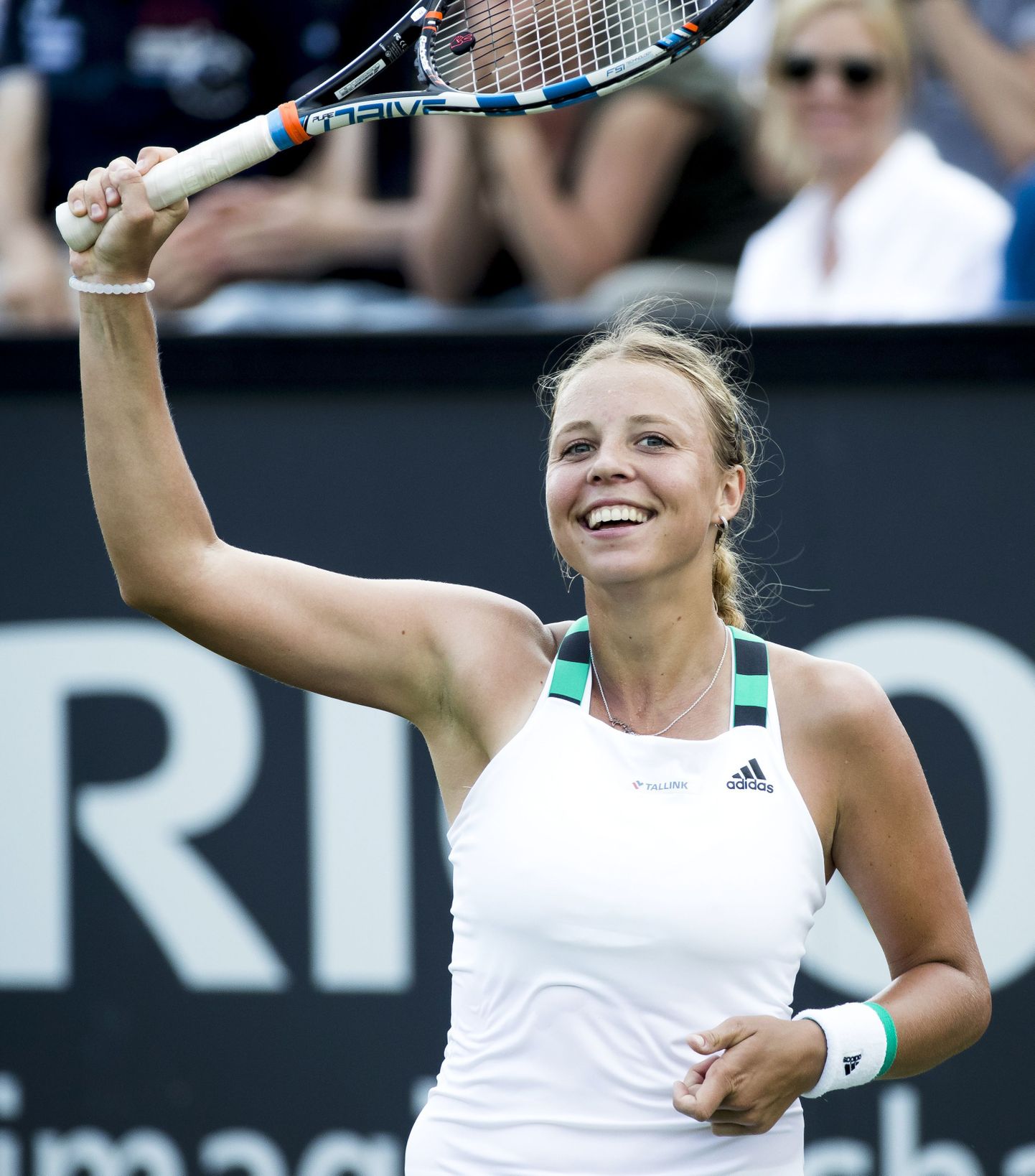 Anett Kontaveit rõõmustamas esimese WTA-turniirivõidu üle.