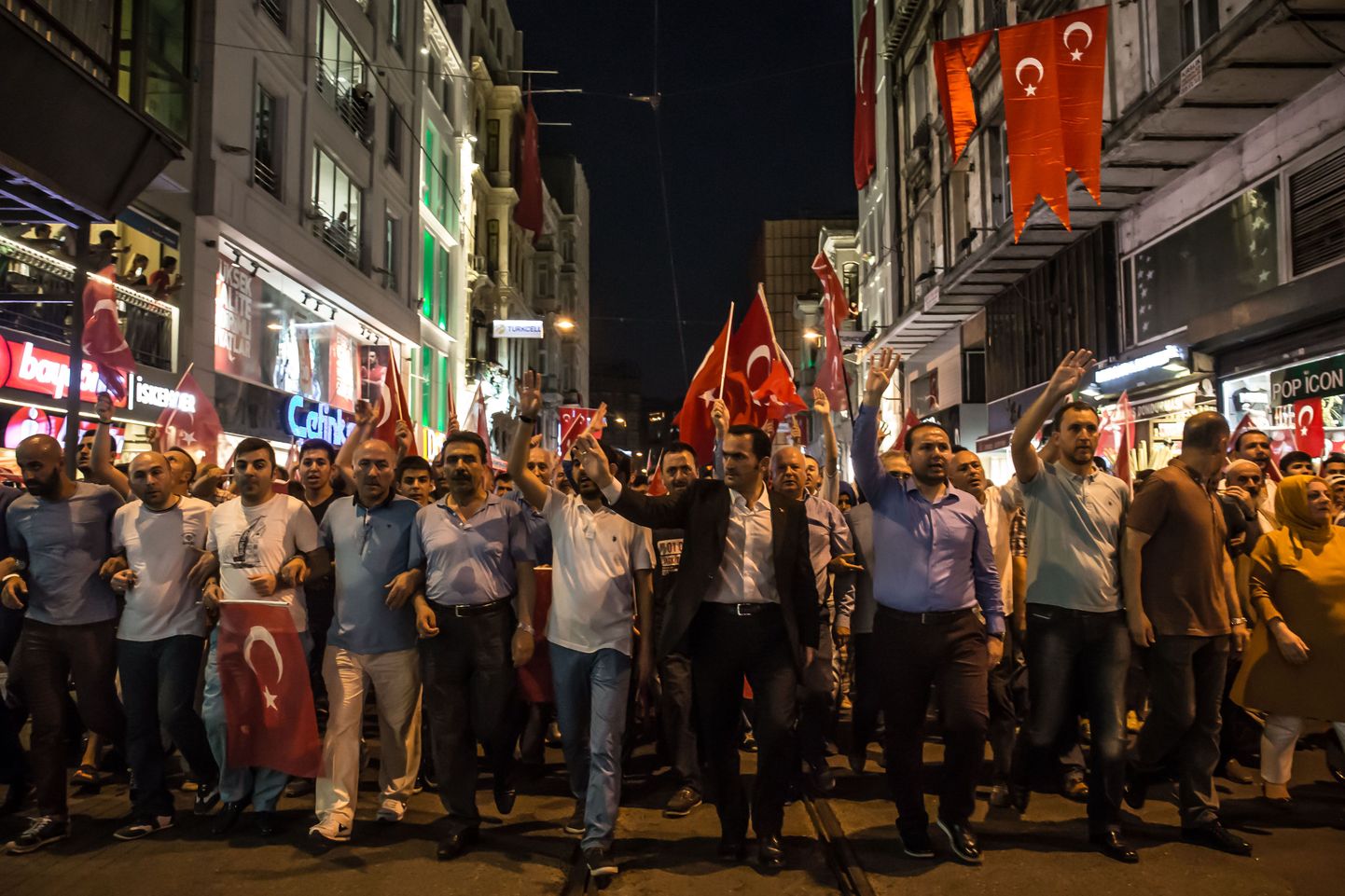Erdoğani toetajate marss Istanbuli tänavatel.