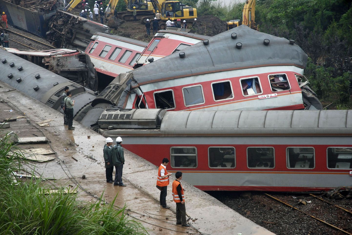 Jiangxi provintsis rööbastelt välja sõitnud rong.