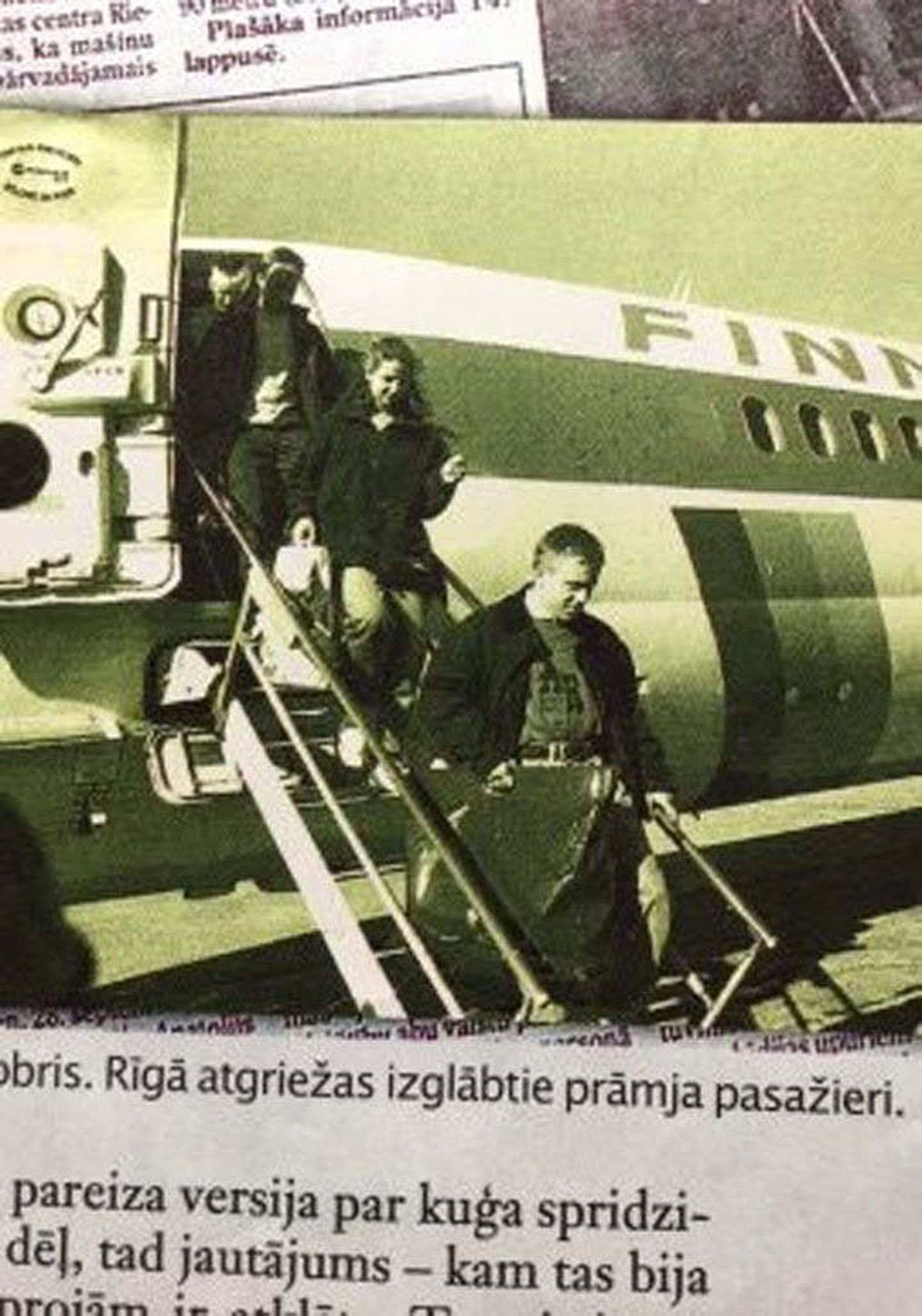 Läti ajalehes ilumunud uudis Estonialt pääsenute kojutulekust.