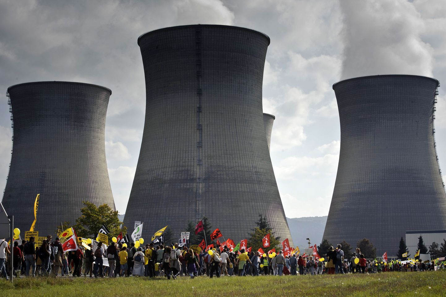 Bugey tuumajaama sulgemist nõudvad meeleavaldajad.