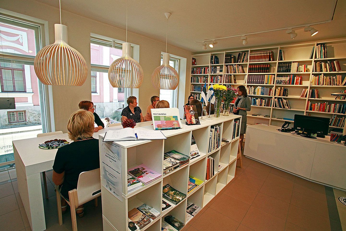 Soome Instituudi programmijuht Maarja Keba (seisab tagaplaanil) rääkis, et raamatukogu on instituudi süda.
