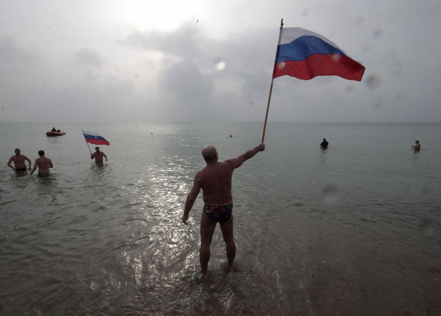 Vene lipuga õigeusklik Krimmis Jevpatorijas Musta mere vetes möödunud kuu algul.