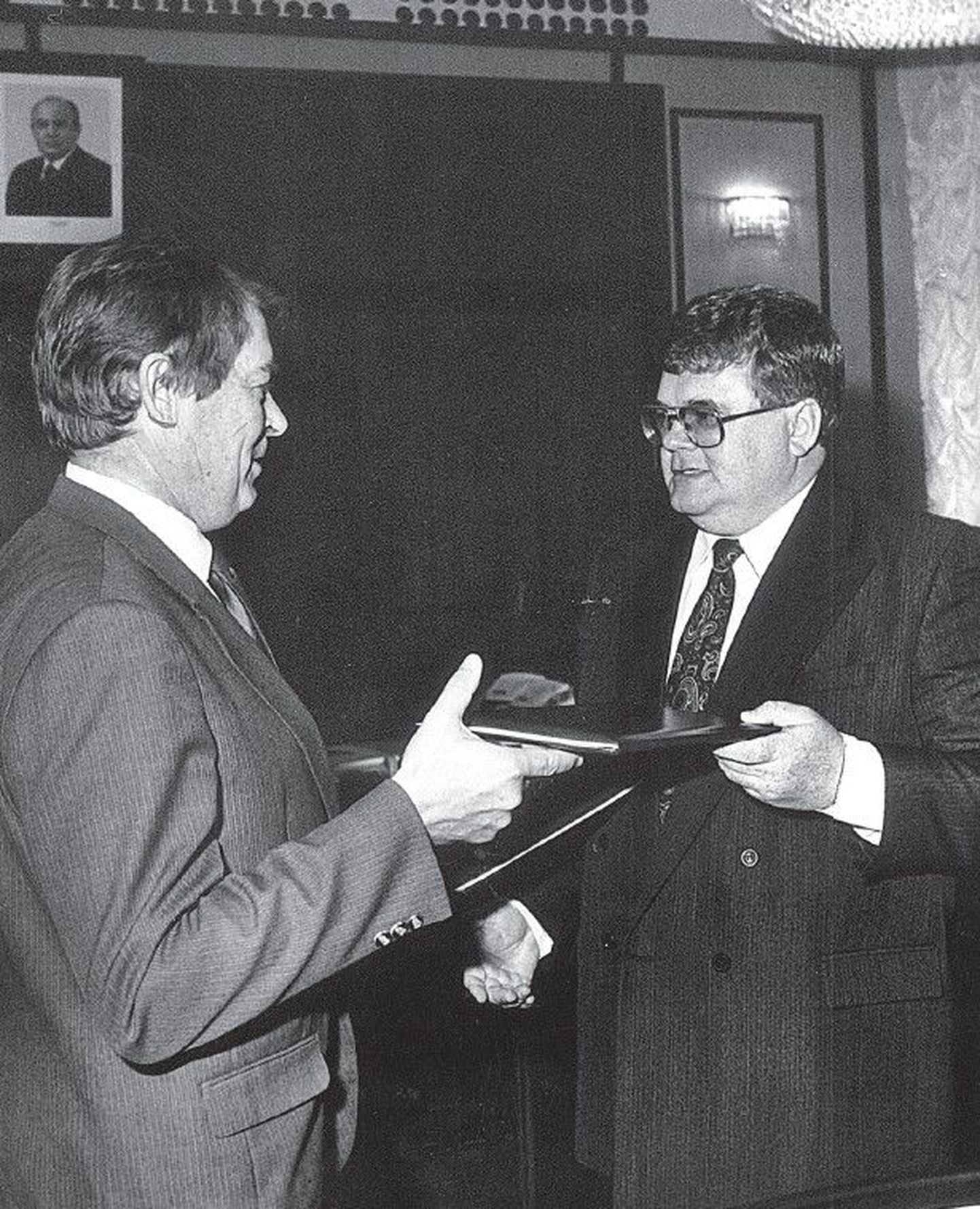 Эдгара Сависаара (справа) знали в Москве уже 1990-х годах. На фото: глава Комитета государственной безопасности (КГБ) Вадим Бакатин во время подписания осенью 1991 года с премьер-министром Сависааром договора о прекращении деятельности КГБ в Эстонии.
