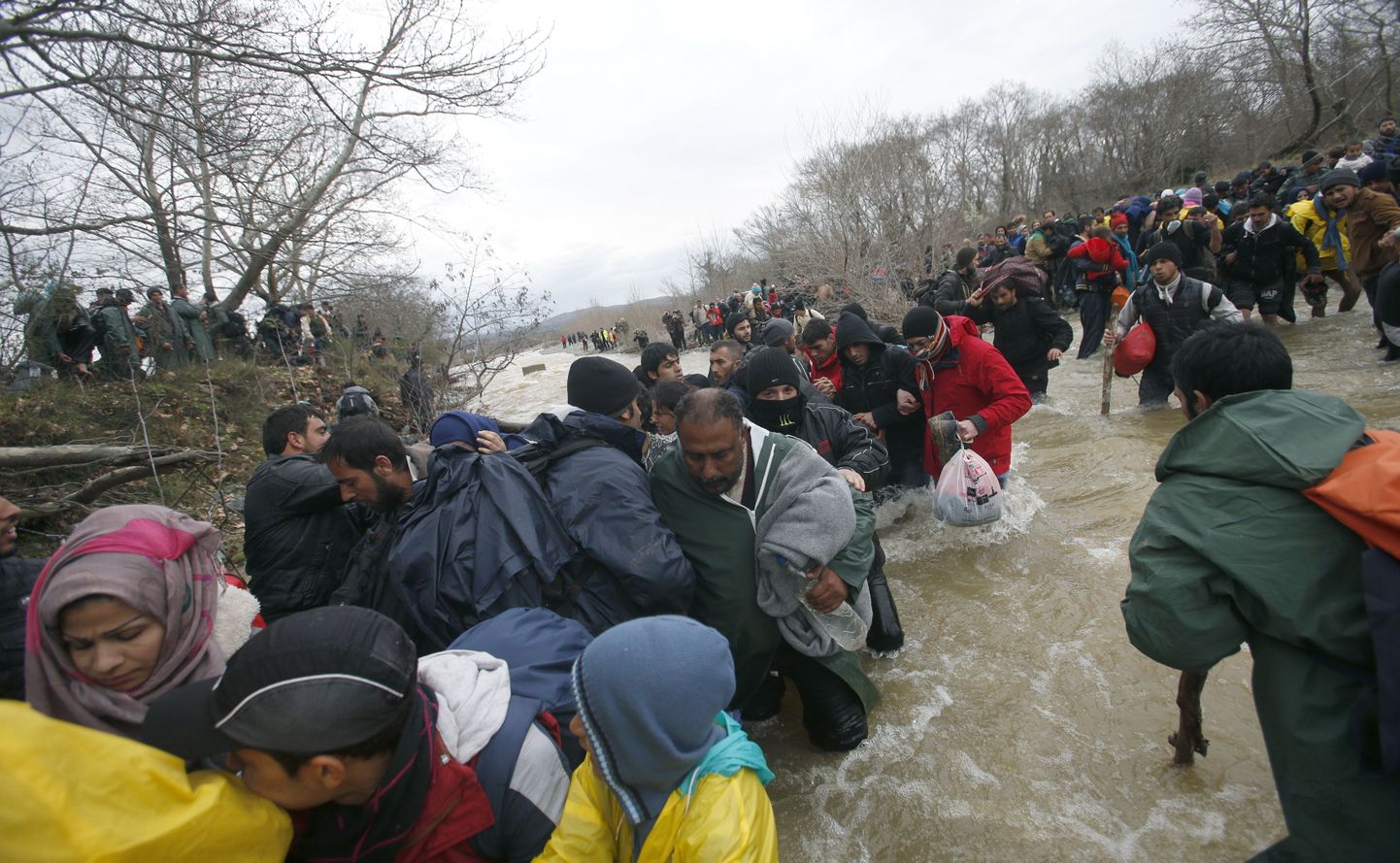 Сотни беженцев прорвались через границу и отправились в Македонию.
