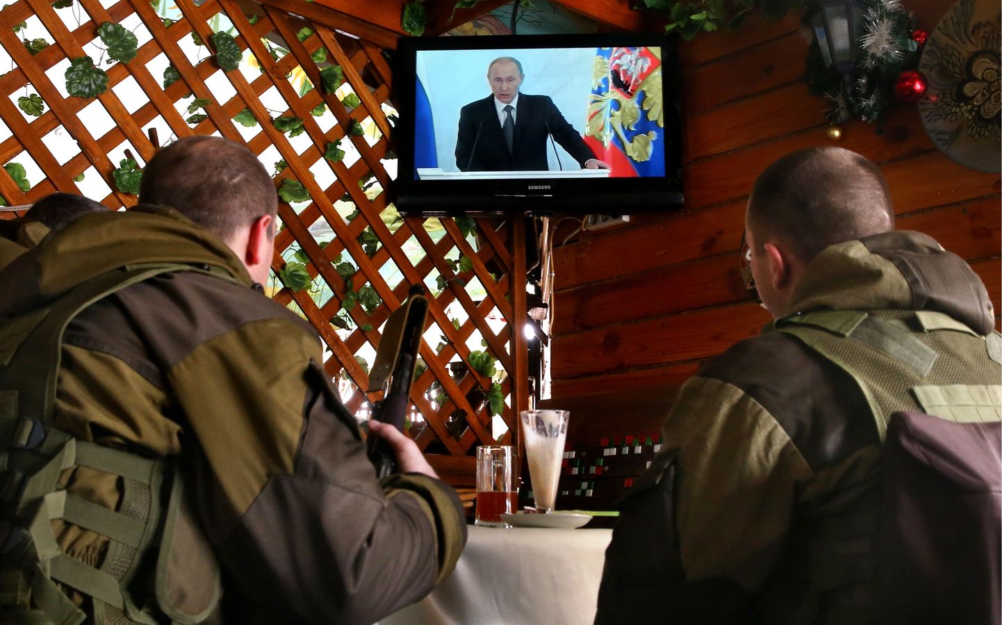 Donetski separatistid televiisorit vaatamas