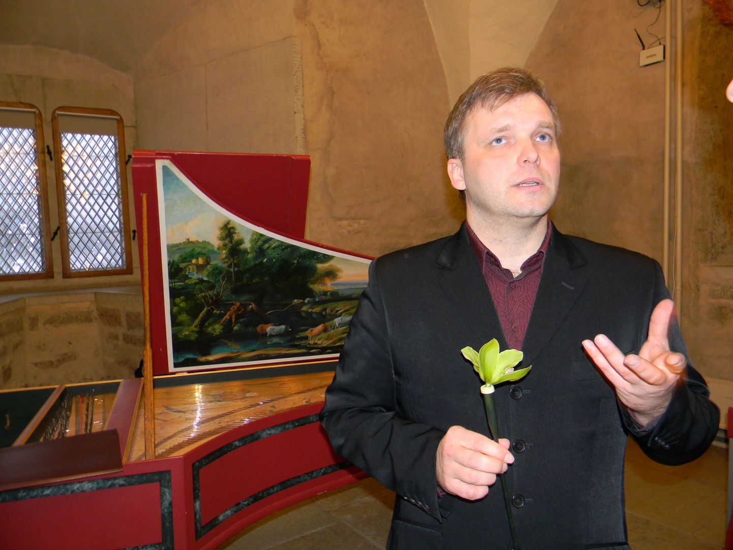 Иво Пости уже девять месяцев работает  директором по науке Нарвского музея и иногда выступает перед нарвитянами как певец.