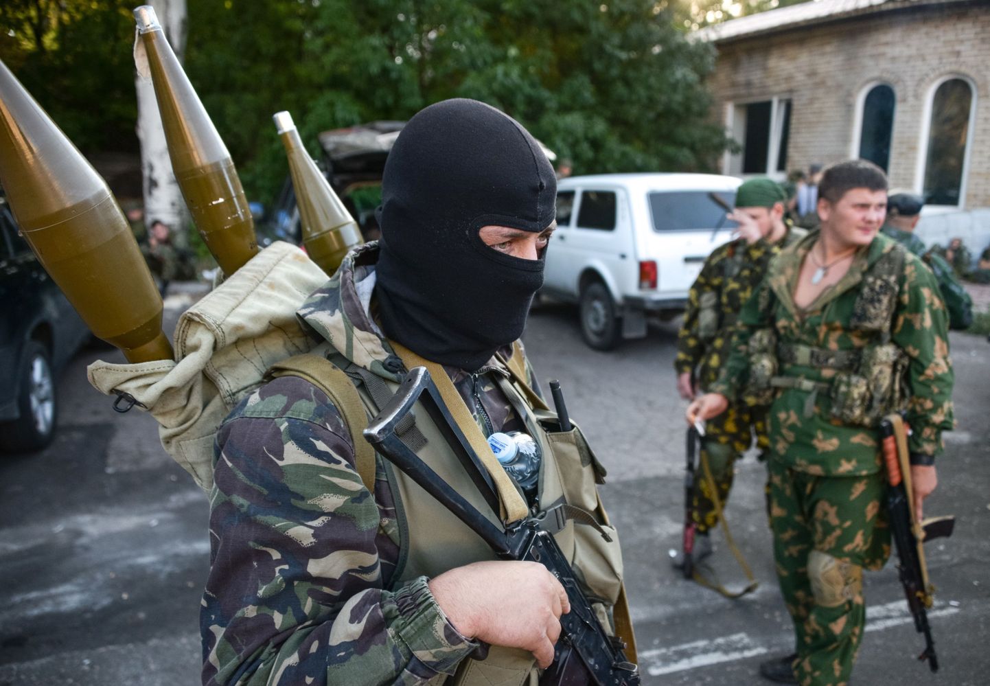 Relvastatud terroristid Donetski lennuvälja juures 31. augustil.