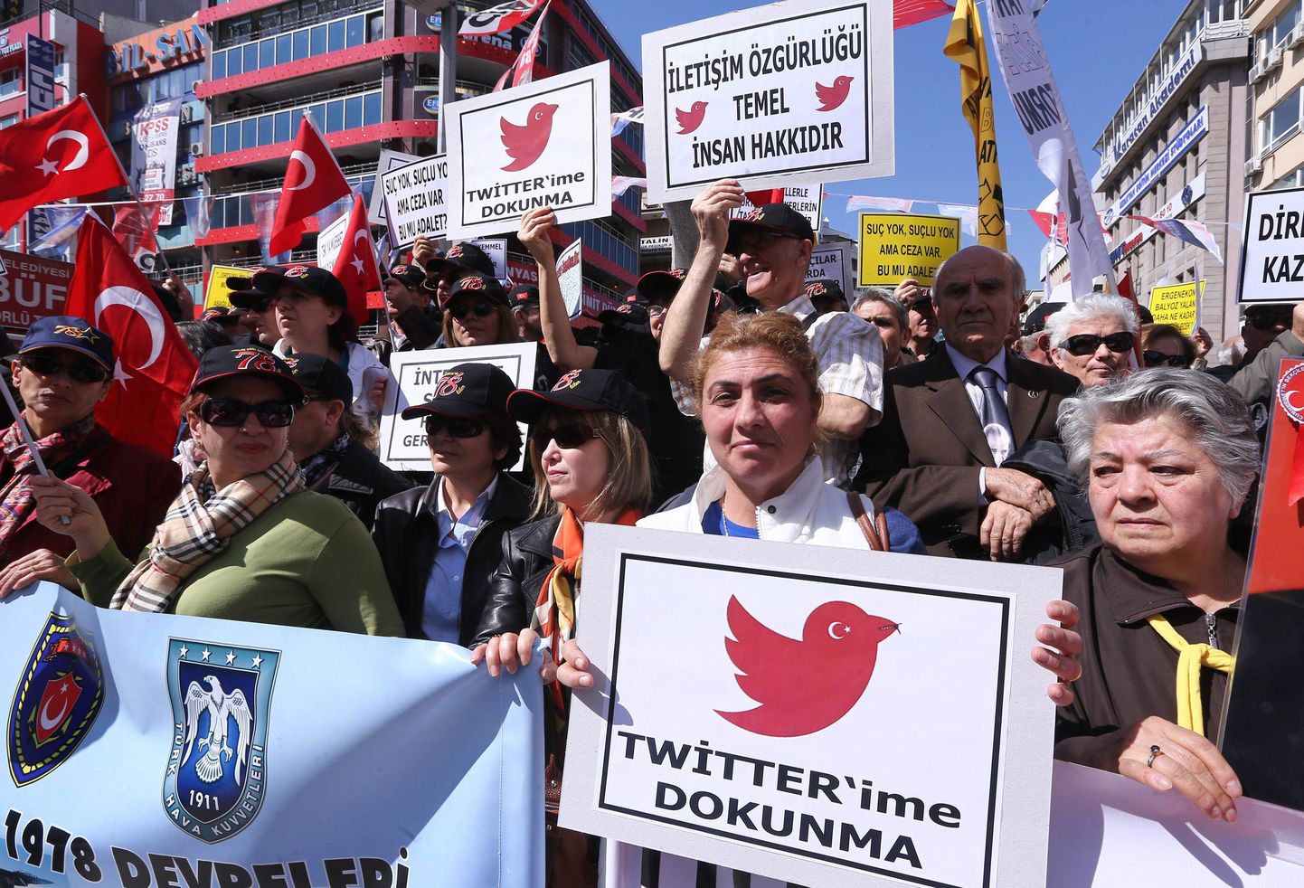 Eile kogunesid Türgi pealinnas Ankaras Twitteri keelamise vastu protestinud inimesed. Plakatitel on muu hulgas kirjas: «Ära puutu mu Twitterit!»