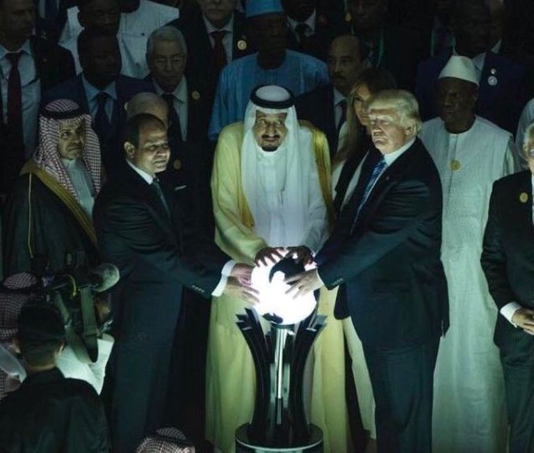 Egiptuse president Abdel Fattah el-Sisi, Saudi Araabia kuningas Salman ja Donald Trump katsumas helendavat kera / Twitter.com