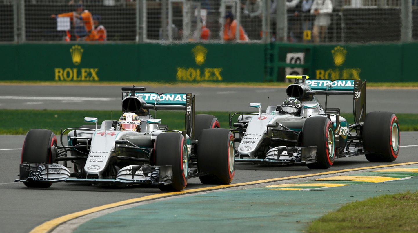 Lewis Hamilton (ees) ja Nico Rosberg.