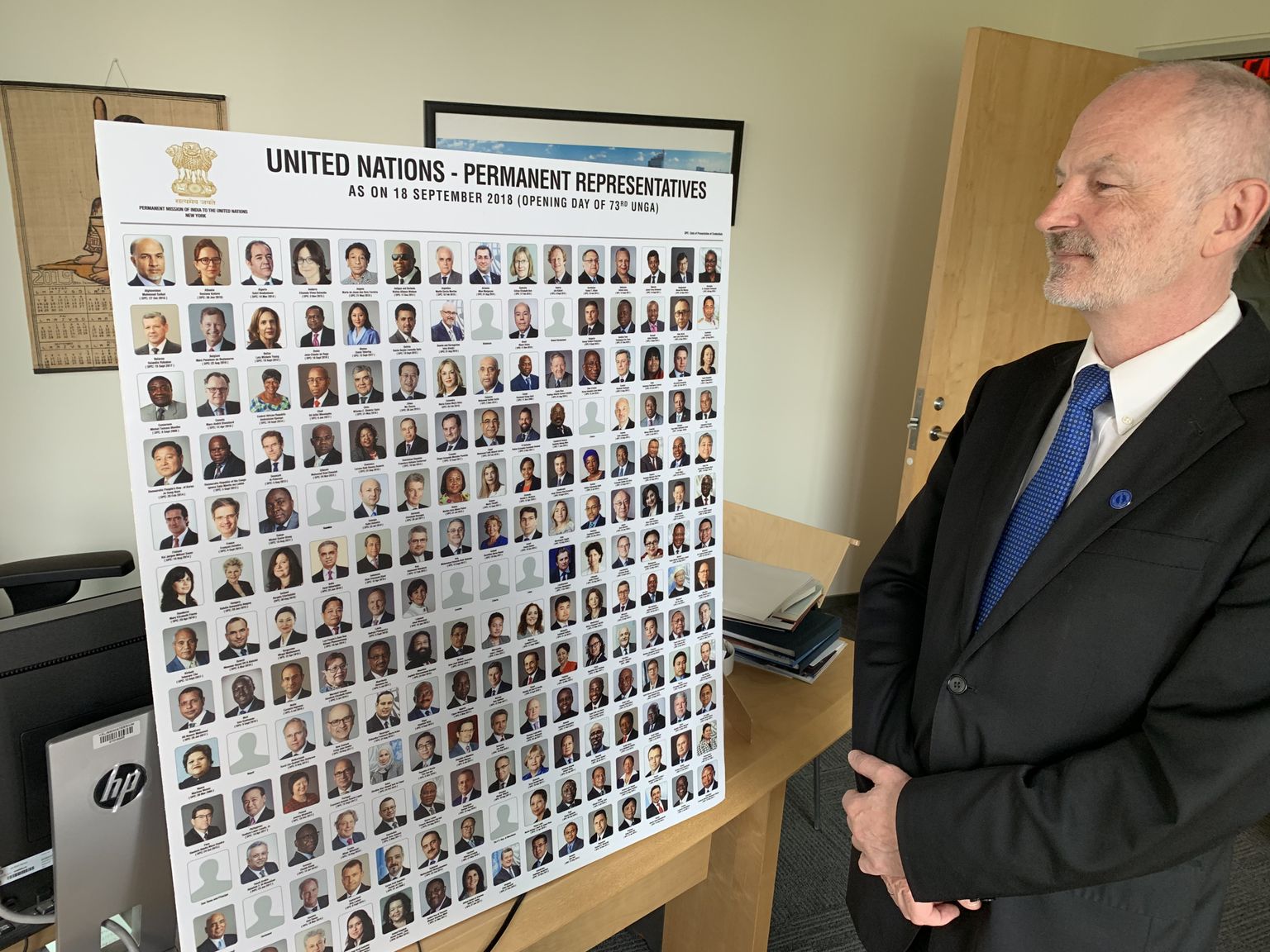 Suursaadik Sven Jürgenson vaatab oma kolleegide fotosid ÜRO-s.