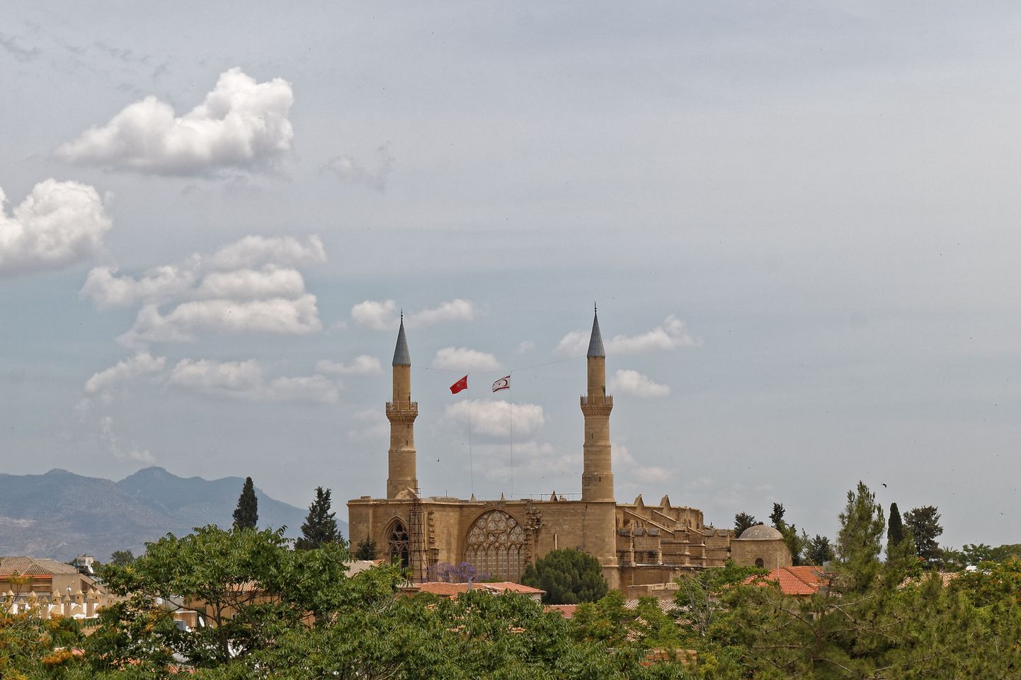 Endine roomakatoliku Püha Sofia katedraal, nüüd Nikosia okupeeritud osa tähtsaim usuasutus ehk Selimiye mošee. Gooti kirikust ehitati see mošeeks ümber juba 16. sajandil Osmanite ajal. Punase Türgi lipu kõrval lehvib punavalge Põhja-Küprose lipp.