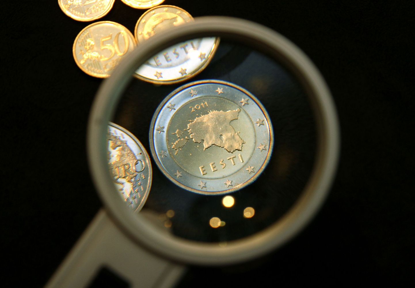 Монеты достоинством в два евро. Иллюстративное фото.