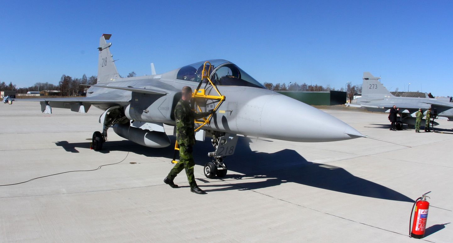 A Swedish Air Force JAS-39 Gripen fighter prepares for take off during the Lithuanian - NATO air force exercise at the air force base near Siauliai Zuokniai, Lithunaia on April 1, 2014. The air training event will involve F-15C Eagle of the US Air Force currently deployed on NATOs Baltic Air Policing mission, JAS-39 Gripen aircraft of the Swedish Air Force, C-27J Spartan transport aircraft and Mi-8 helicopter of the Lithuanian Air Force. Furthermore, NATO Airborne Warning and Control System (AWACS) aircraft based in Germany and US KC-135R air refuelling aircraft are expected to join the exercise.   AFP PHOTO / PETRAS MALUKAS