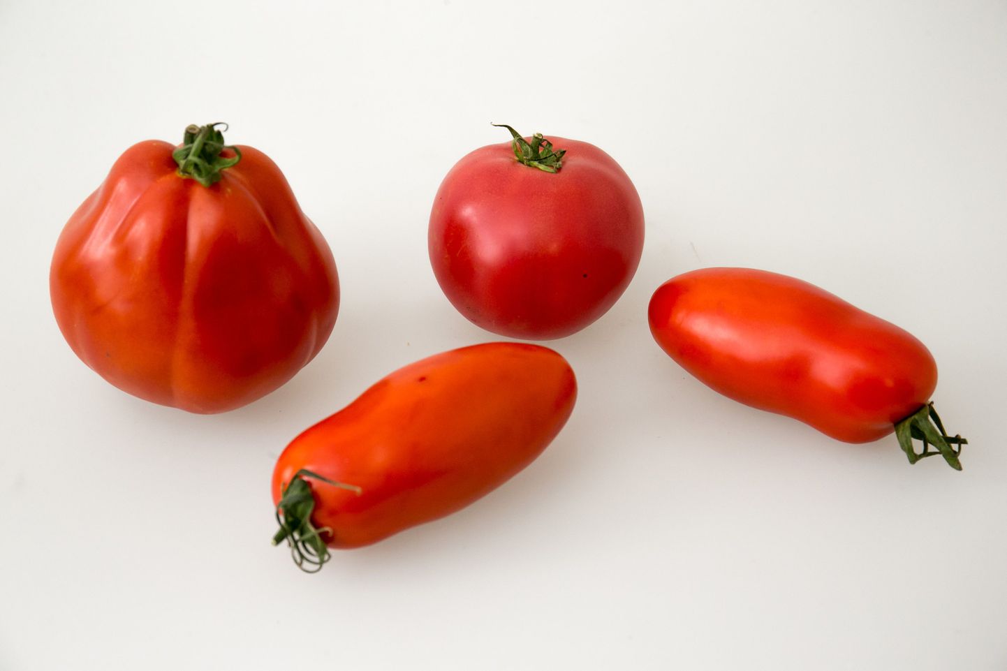 На фото помидоры сорта "Гурман", помидоры черри и два перцевидных томата.