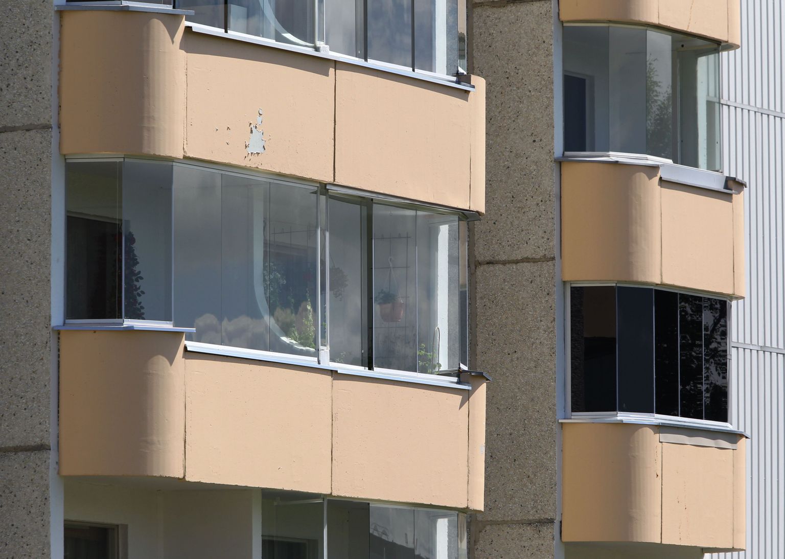 Lasnamäel, Kihnu 6 elamus on 27 rõdu juba renoveeritud ning ülejäänuteni jõutakse lähiajal.