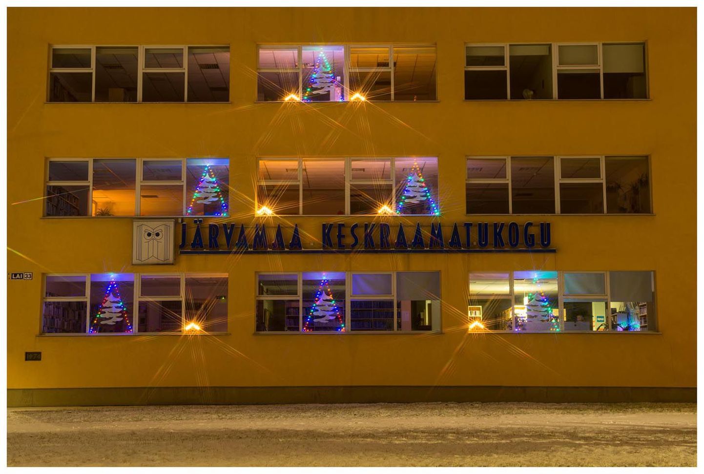 Eelmisel aastal pälvis «jõulumeeleolu» kampaania auhinna asutuste ja ettevõtete kategoorias Järvamaa keskraamatukogu nutikalt kaunistatud aknad.