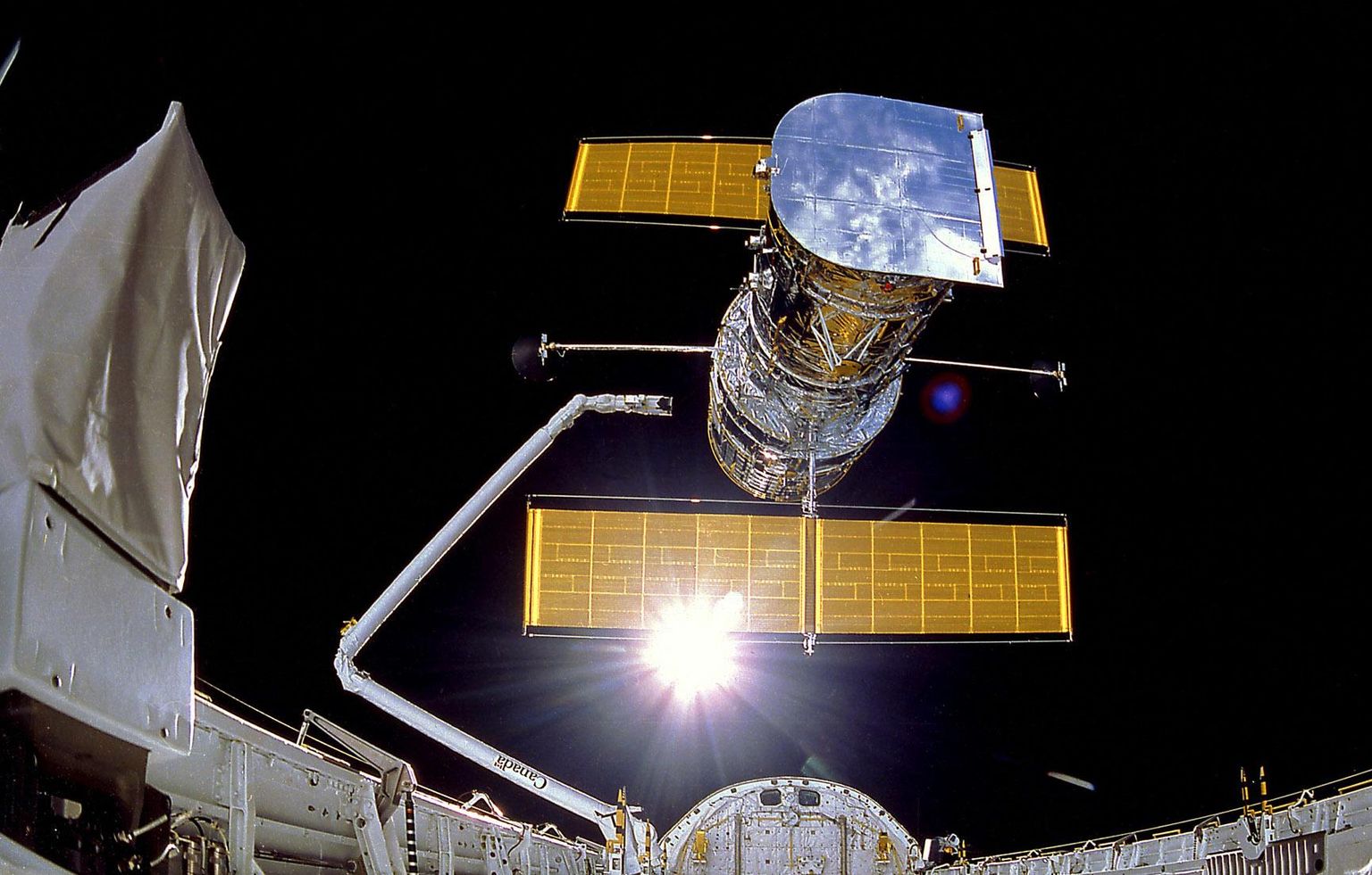 Hubble’i kosmoseteleskoobi sõna otses mõttes asetamine orbiidile kosmosesüstik Discovery robotkäe abil. Aasta oli siis 1990. Esiplaanil süstiku lastiruum.