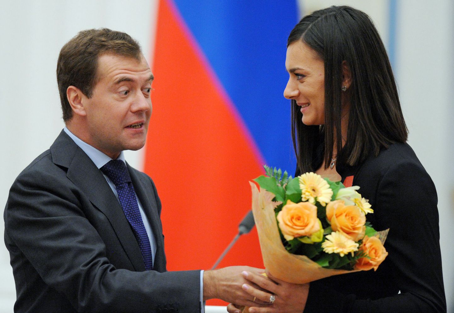 Dmitri Medvedev kinkis Jelena Isinbajevale ka lilled.