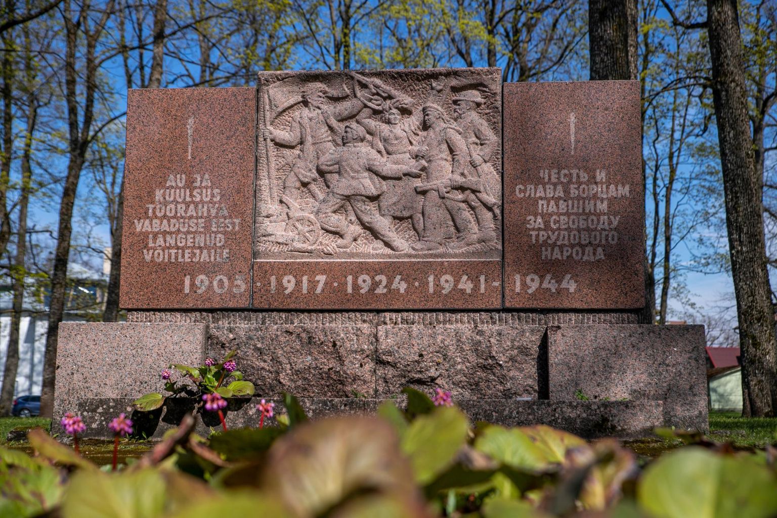 Vanapargis olnud punamonument on oma eelmiselt asukohalt likvideeritud, kuid leidub neid, kelle hinnangul on selle reljeefil kunstiväärtus.