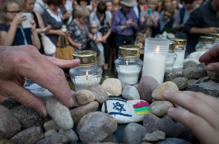 Август 2016, в литовском городе Молетай участники шествия памяти жерт геноцида по еврейской традиции возлагают к монументу не цветы, а камни