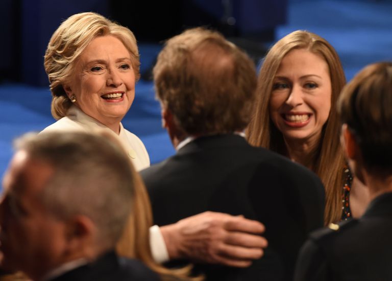 Hillary Clinton debati järel, paremal tütar Chealsea Clinton. 