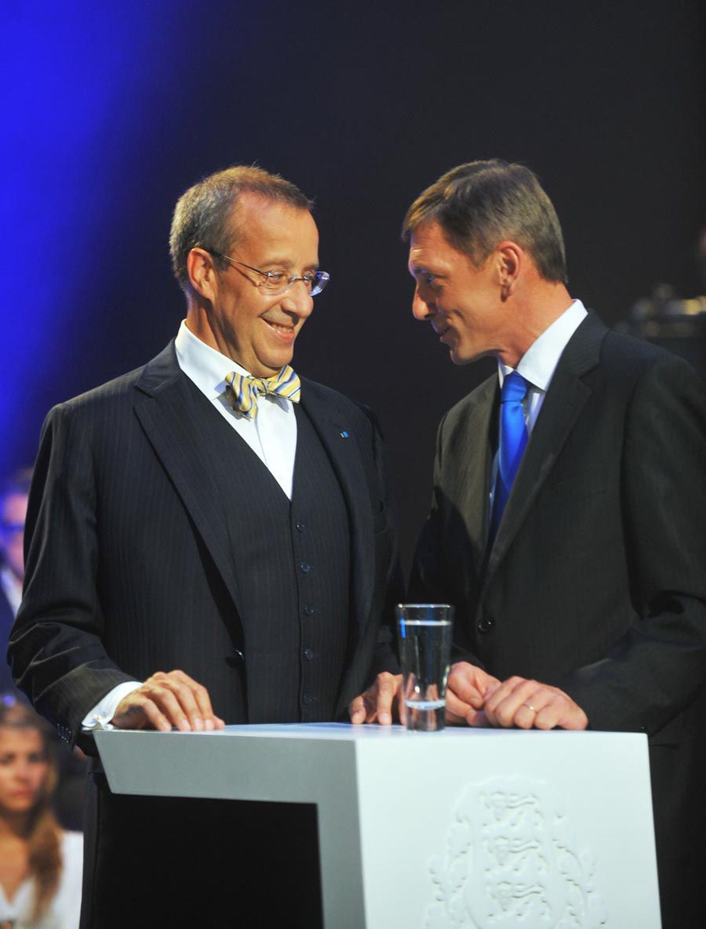 Президент ЭР Тоомас Хендрик Ильвес (слева) и кандидат в президенты Индрек Таранд на теледебатах 27 августа.