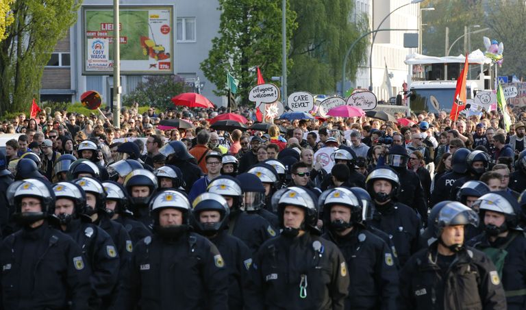 Traditsioonilist demonstratsioonide päeva turvama saadetud politseinikud Kreuzbergis. Foto: Scanpix