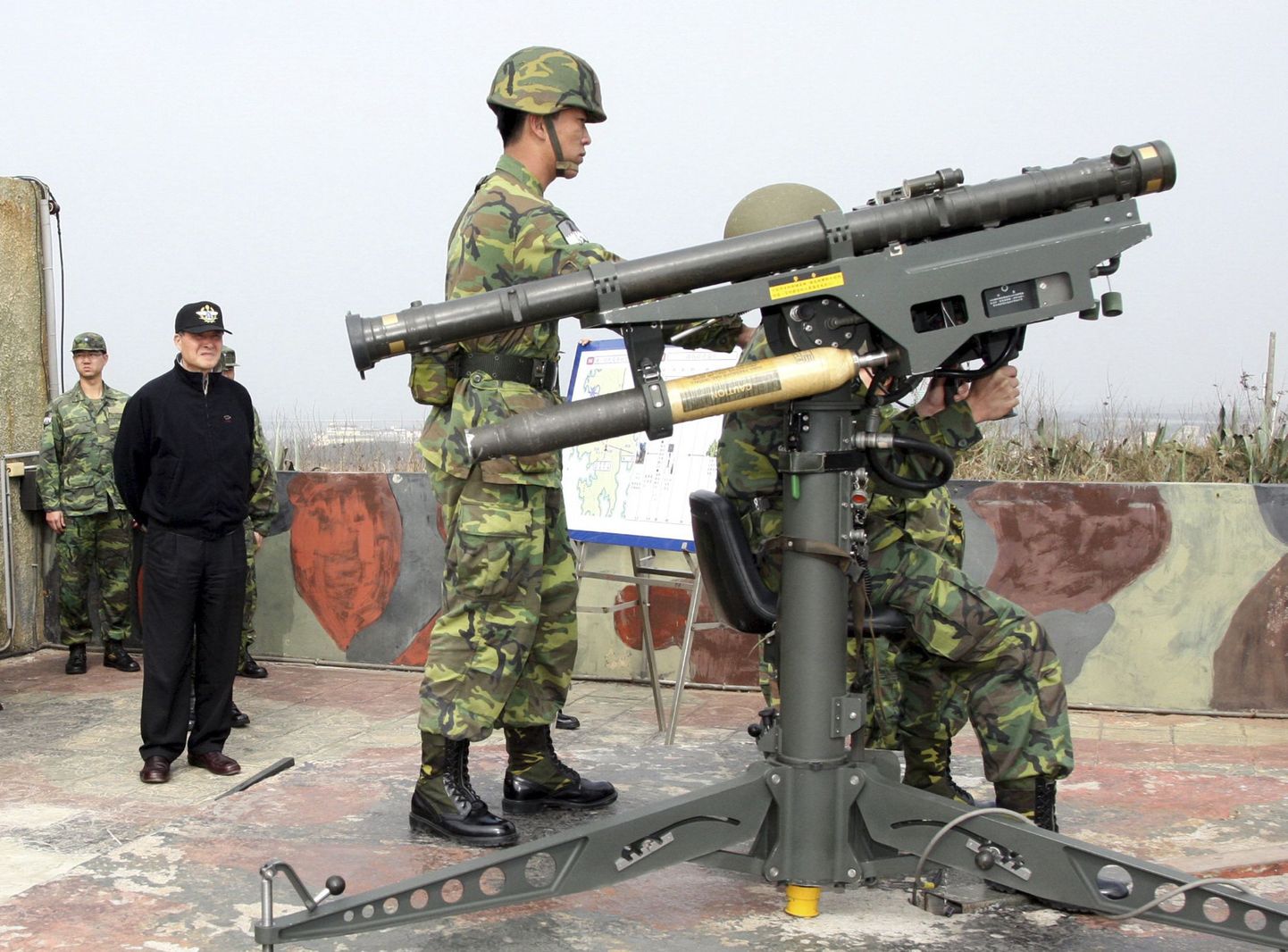 Taiwani sõdurid relvastust katsetamas.