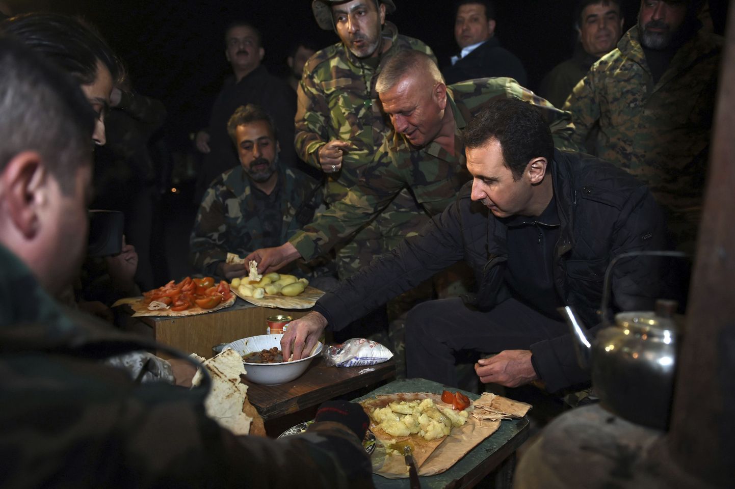 Süüria president Bashar al-Assad (paremal) einestas 1. jaanuaril Jobaris (Damaskusest kirdes) koos sõduritega.