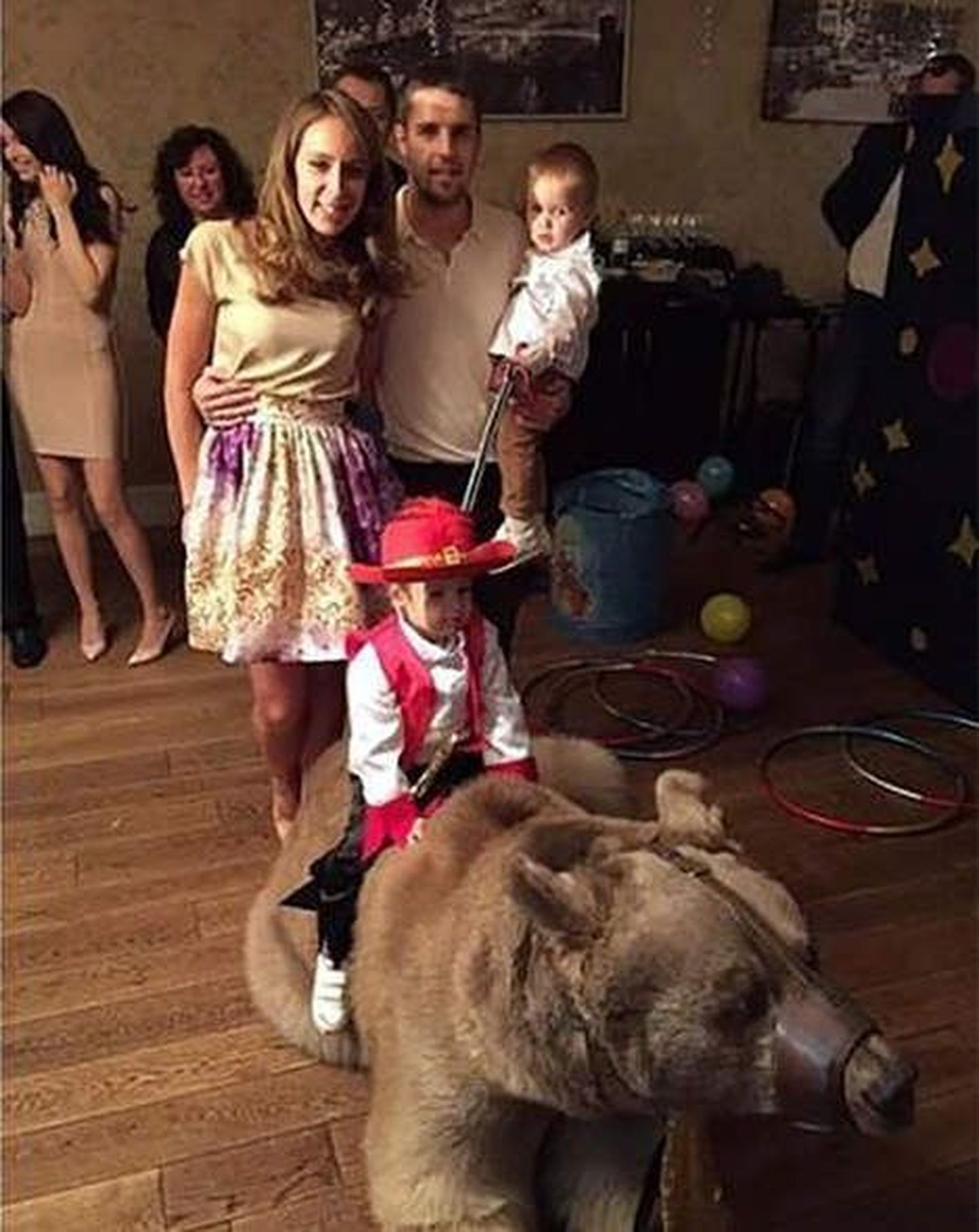 Kirill Kombarov perekonna ja poja sünnipäevaks tellitud karuga.
