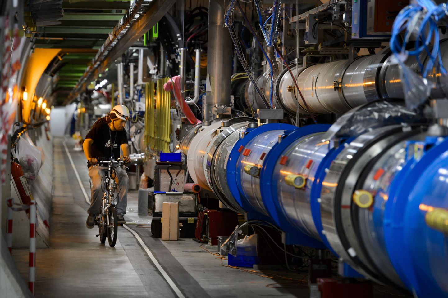 Suur osakestespõrguti(Large Hadron Collider - LHC)