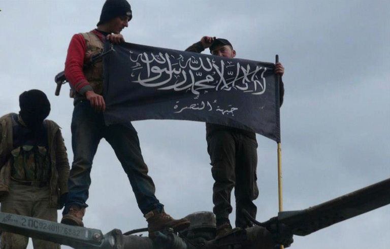 Al-Nusra Rinde võitlejad 2013. aastal - vallutatud on Süüria õhutõrjebaas Taftanazis ja äsja omastatud kopteril lehvitatakse rühmituse lippu. Foto: Scanpix