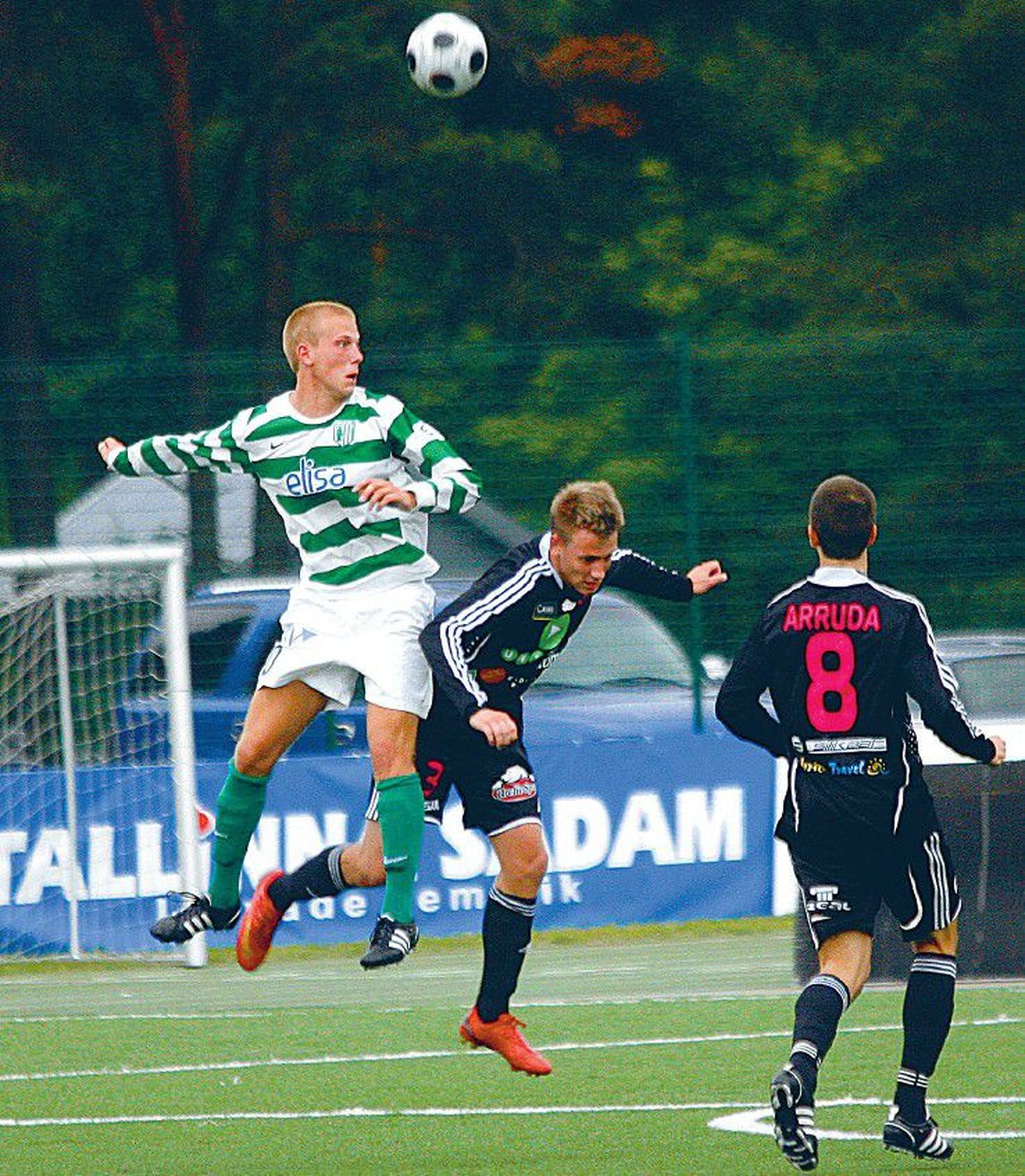 Henri Anier (vasakul) mängus Nõmme Kalju vastu