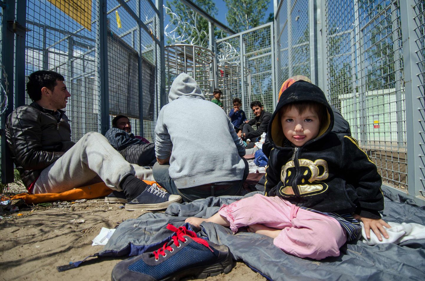 Transiittsoon Ungaris Röszkes. Migrante ootab siin tõehetk – kas pääsevad edasi või mitte.