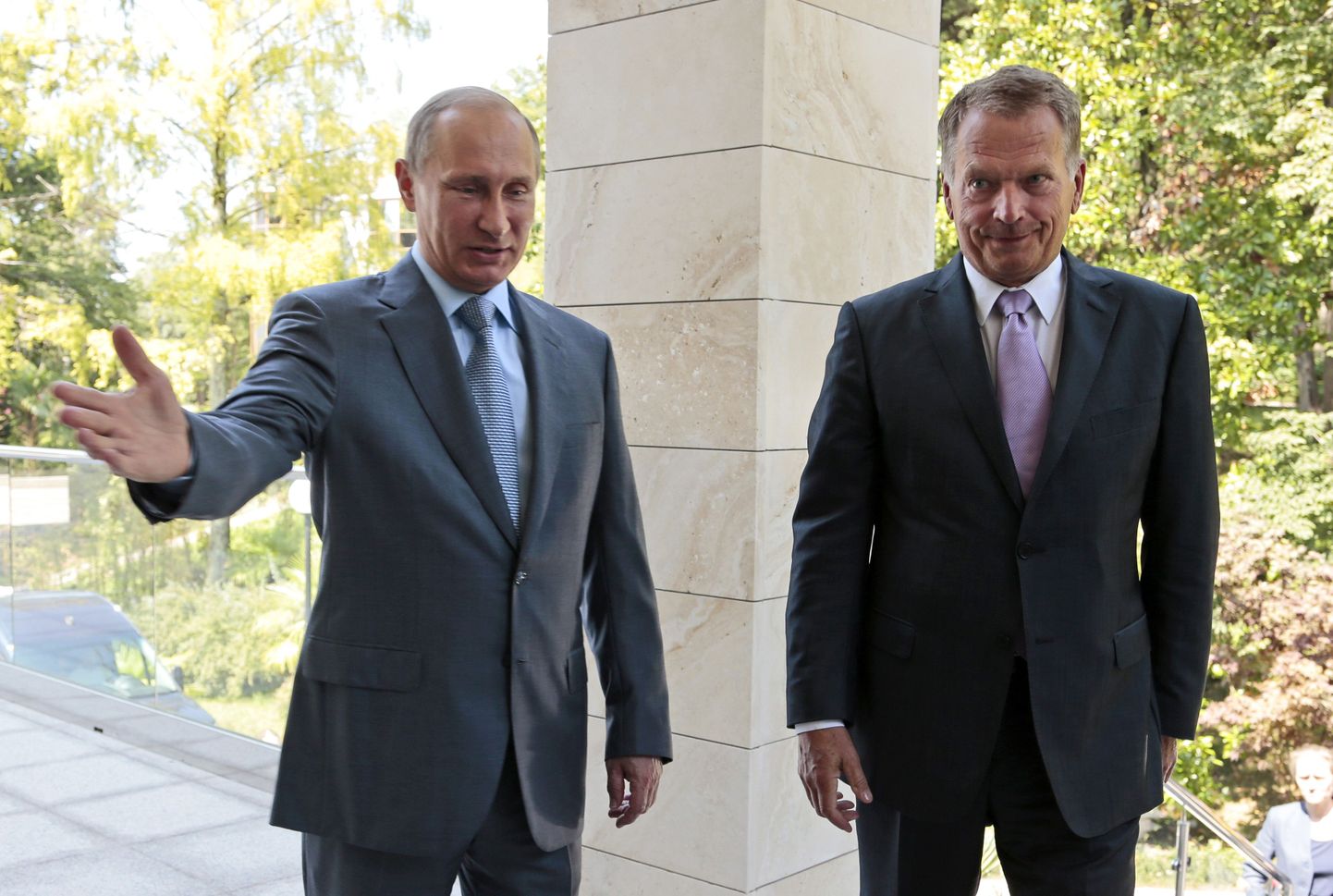 Vene president Vladimir Putin (vasakul) koos Soome riigipea Sauli Niinistöga Botšarov Rutšei residentsis Sotšis 15. august 2014.