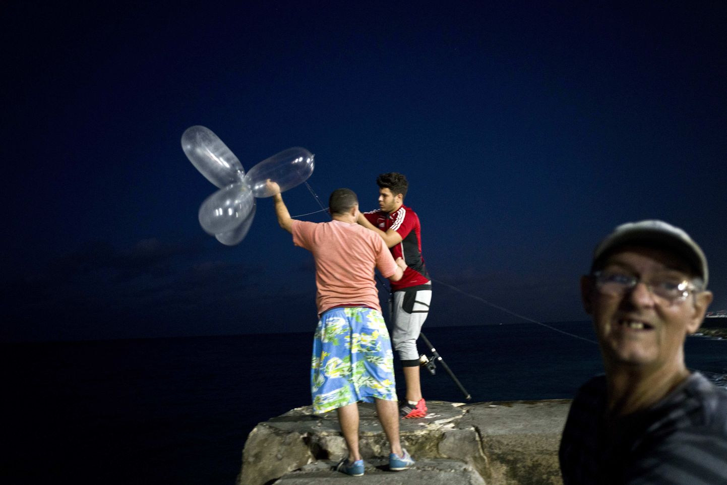 Kuubalased kondoomidega kalastamas.