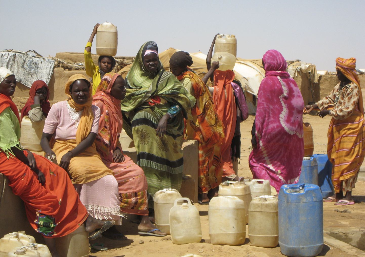 Sudaani põgenikelaagri elanikud veevarusid täiendamas.